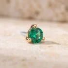 Prong Push Pin Emerald Green SW 18K gold 3-prong threadless top, close-up
