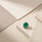 Prong Push Pin Emerald Green SW 2mm 18K yellow gold threadless top
